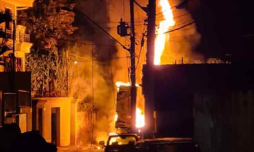 Caminhão pega fogo no Centro Histórico de Santa Luzia e assusta moradores - WhatsApp/ Reprodução 