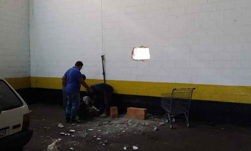 Ladrões furam parede para invadir supermercado e arrombam cofres - Edésio Ferreira/EM/DA Press
