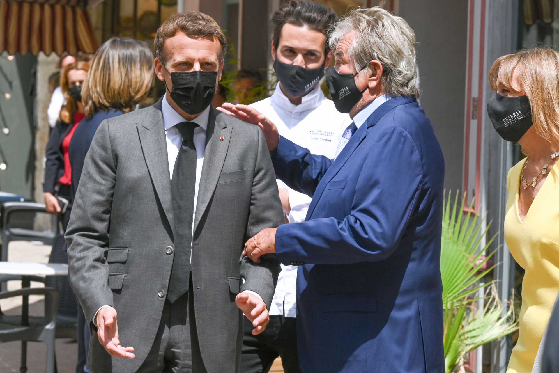 Vídeo: homem dá tapa na cara do presidente francês durante visita no país -  AFP / POOL / PHILIPPE DESMAZES