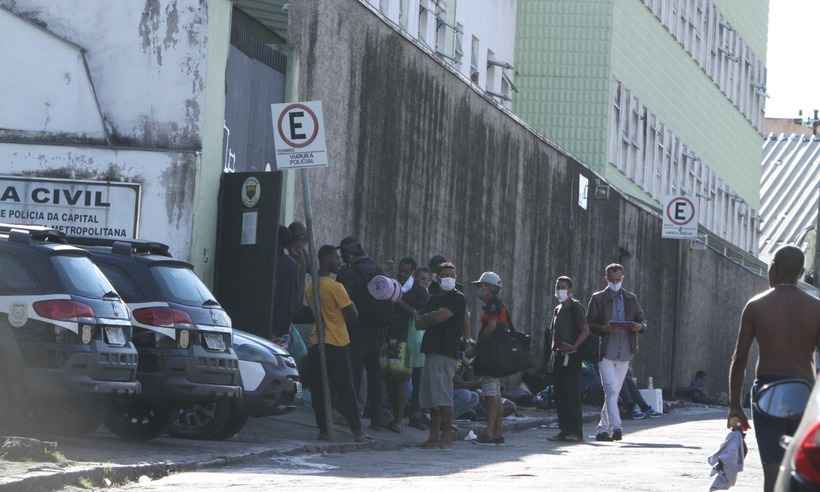 População de rua comemora vacina em BH, após dificuldades da pandemia - Edesio Ferreira/EM/D.A Press