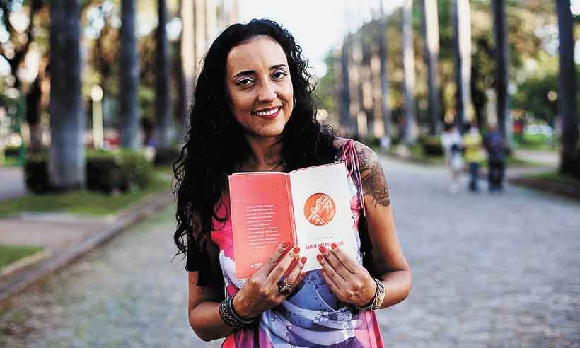 Ana Paula Dacota faz live para lançar o livro 'A mão é uma pista de voo' - Elena Fragoso/divulgação
