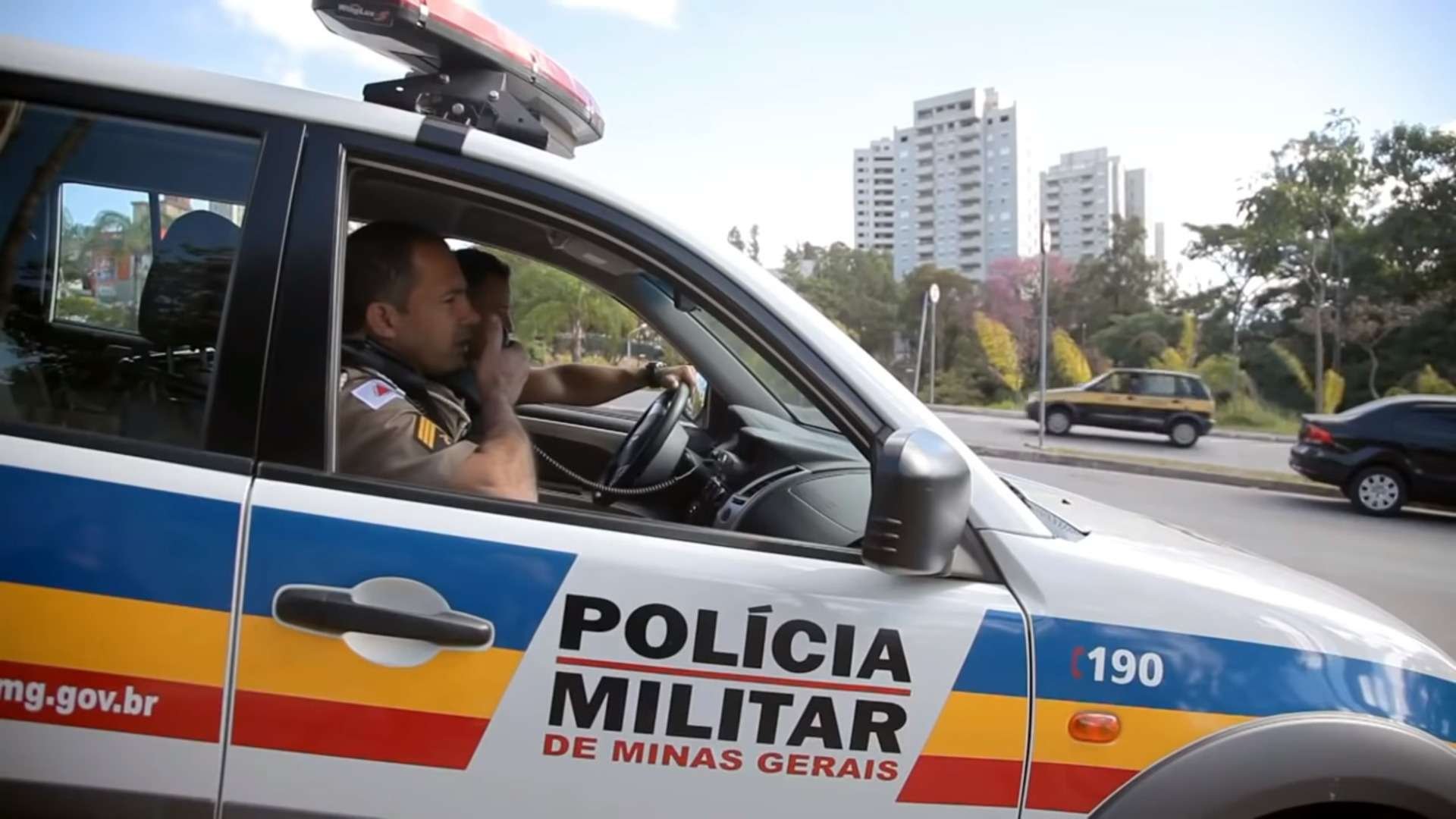 Mulher pula de carro em movimento após ser torturada pelo marido  - PMMG/Divulgação