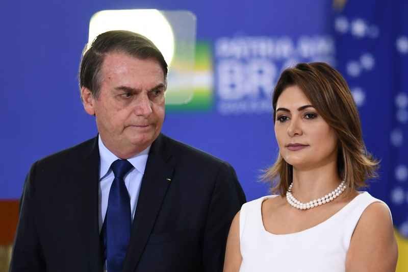 Bolsonaro condecora Michelle Bolsonaro com Ordem do Mérito da Defesa - PR/Reprodução