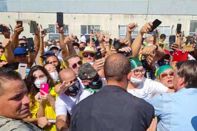 Sem máscara, Bolsonaro provoca aglomeração em chegada ao Espírito Santo - Reprodução / Facebook