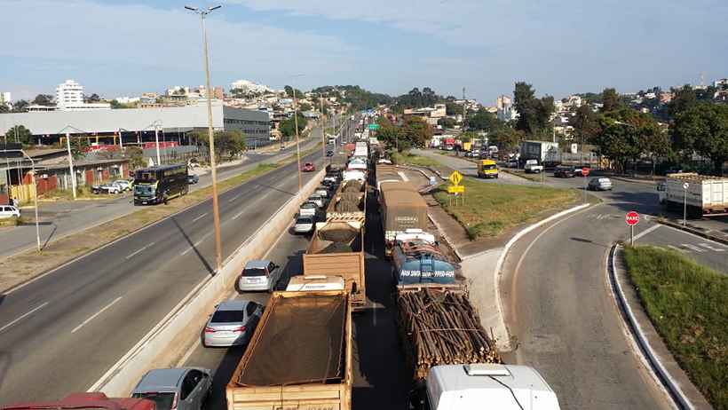 Manhã de congestionamentos trava trânsito no Anel Rodoviário de BH - Edésio Ferreira/EM/D.A.Press
