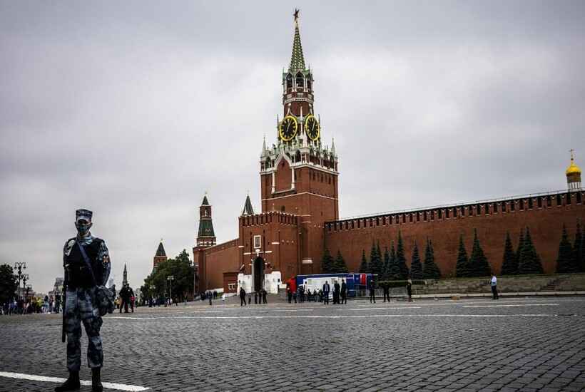 Moscou sorteará carros para estimular vacinação contra a covid-19 - Dimitar DILKOFF / AFP