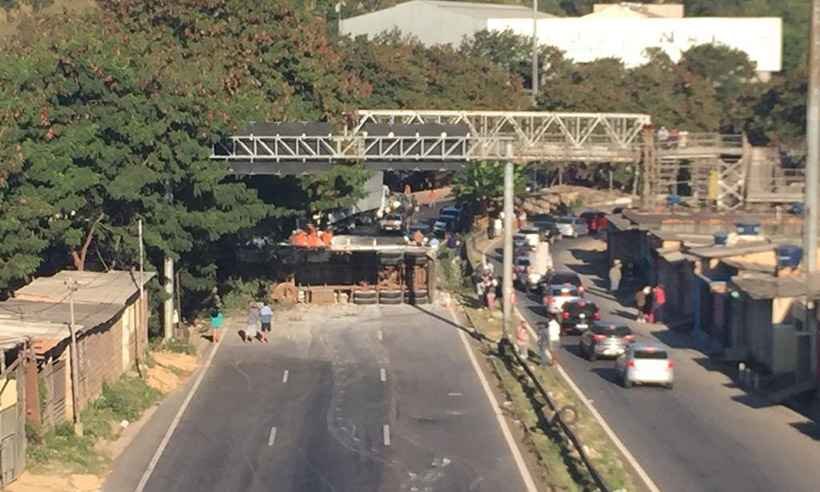 Carreta tomba, atinge casas e deixa feridos no Anel Rodoviário, em BH - Edésio Ferreira/EM/DA Press