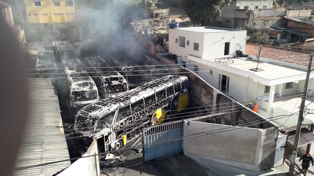 Incêndio de grandes proporções atinge garagem de ônibus em BH - Jair Amaral/EM/D.A.Press