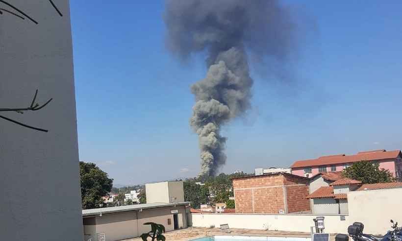 Incêndio atinge galpão de transportadora em Contagem  - Anita de Carvalho/Divulgação