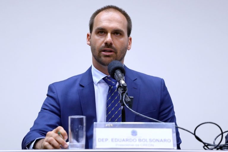 Eduardo Bolsonaro compara tomar vacina com tratamento de viciados em crack - Agência Câmara/Reprodução