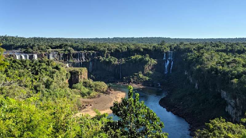 Com cataratas irreconhecíveis, rio Iguaçu está 'doente' e vê mata nativa minguar - Karine Felipe/BBC News Brasil