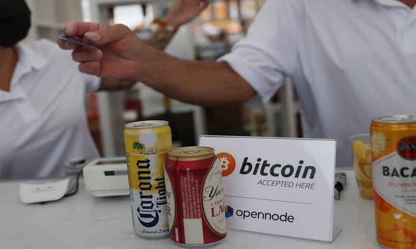 Grandes empresas começam a investir em bitcoins e criptomoeda vira caixa - Joe Raedle/Getty Images/AFP - 4/6/21