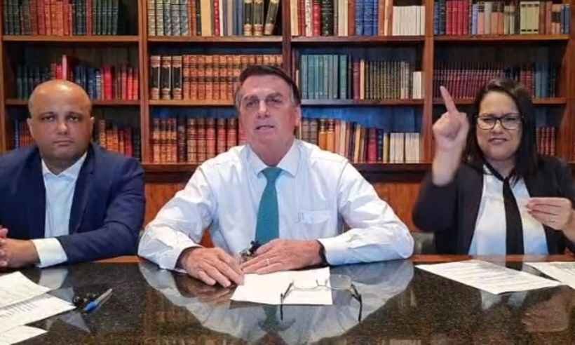 Bolsonaro volta a defender porte de arma no Brasil: ''Quanto mais, melhor'' - Facebook/ Reprodução