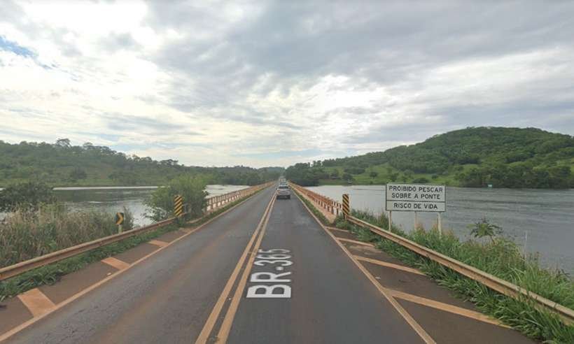 Carreta bitrem despenca de ponte e mata uma pessoa no Triângulo Mineiro - Reprodução/Google Street View