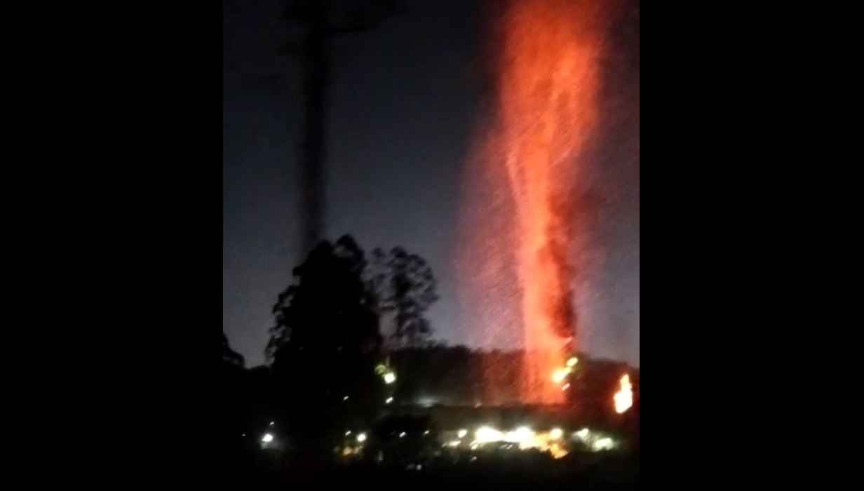 Vídeo: forno de siderúrgica solta brasas e assusta a população em Itaúna - Reprodução vídeo redes sociais