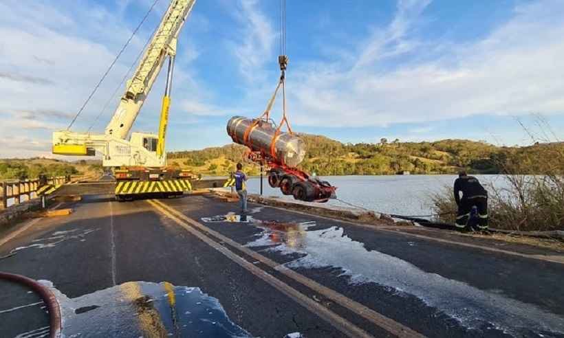 Trânsito na BR-365 é liberado com retirada de bitrem que caiu em rio - Divulgação/Corpo de Bombeiros