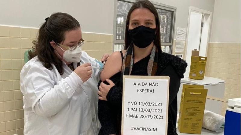Professora viraliza com homenagem a pai, mãe e avó mortos sem vacina - Arquivo pessoal