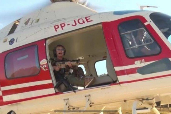 Vídeo de deputada com rifle em helicóptero é visto como deboche a policiais - Facebook/Reprodução