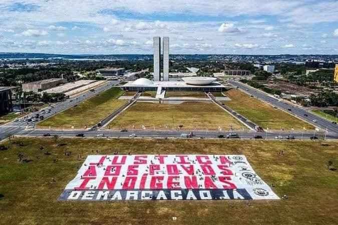 Flechas e bombas de efeito moral: protesto na Câmara acaba com feridos - Redes Sociais/Reprodução