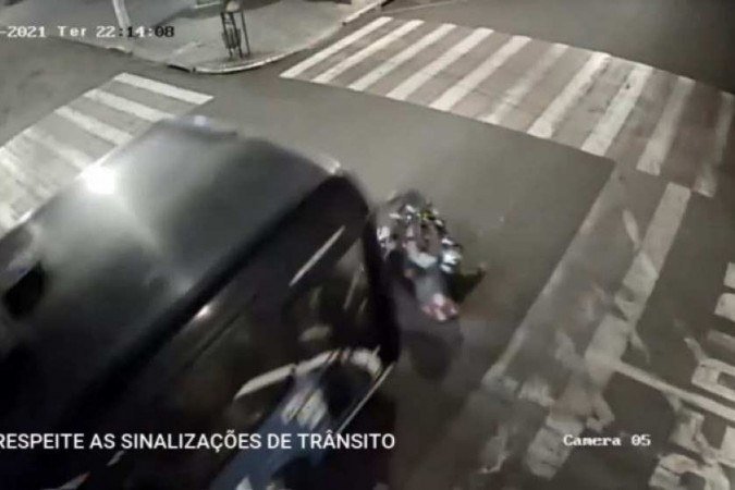 Moto é atropelada por ônibus e homem se salva por pouco; veja o vídeo - Reprodução / Divulgação Prefeitura Ourinhos