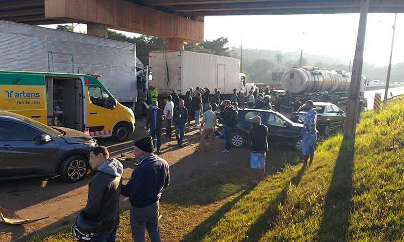 Após acidente com nove veículos, trânsito na BR-381 é liberado