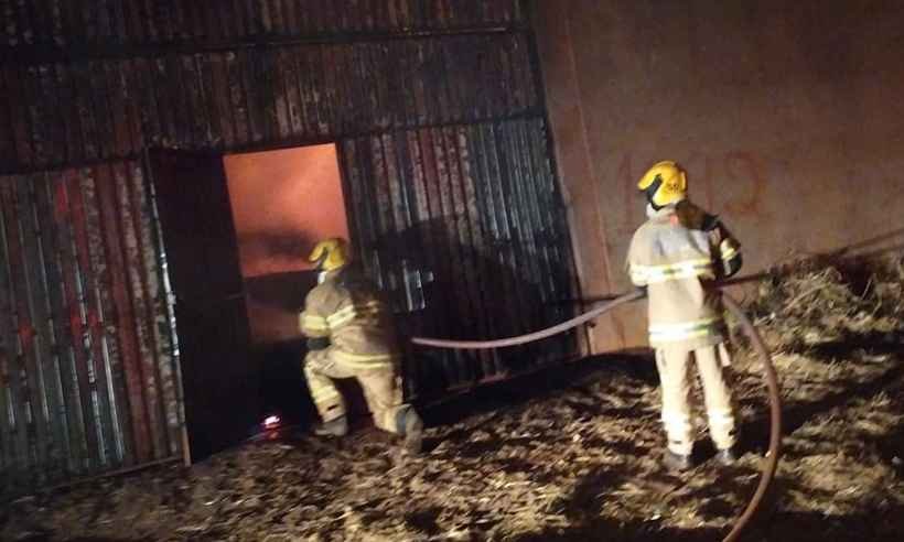 Vídeo: bombeiros precisam de mais de sete horas para conter fogo em galpão - CBMMG/Divulgação