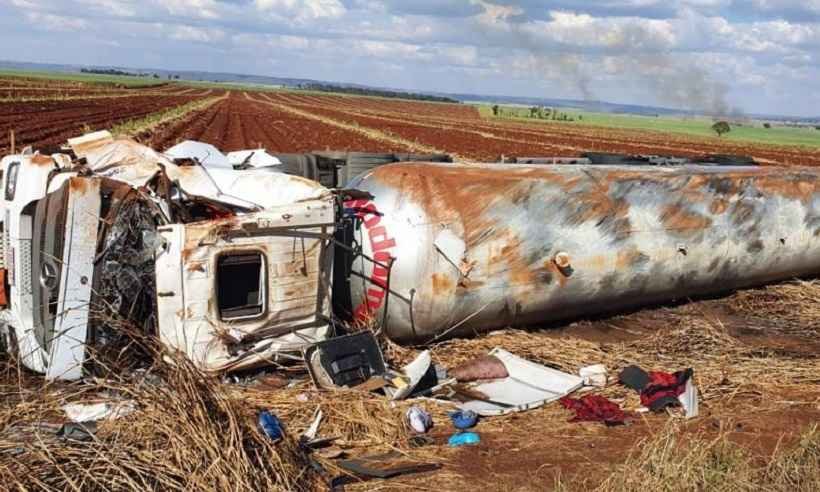 Carreta com 35 mil kg de gás tomba na BR-153 causando risco de explosão - Divulgação/Corpo deBombeiros