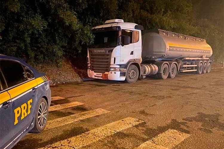 PRF apreende carretas com carga de etanol avaliada em mais de R$ 200 mil - Polícia Rodoviária Federal/Divulgação