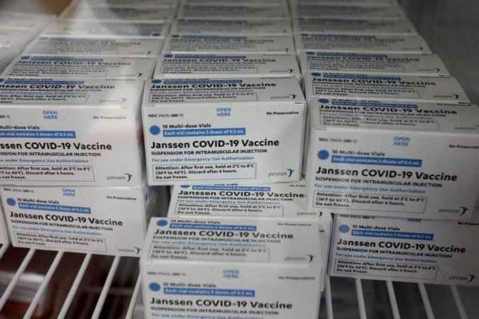 Novo lote com 300 mil doses da vacina da Janssen desembarca no Brasil