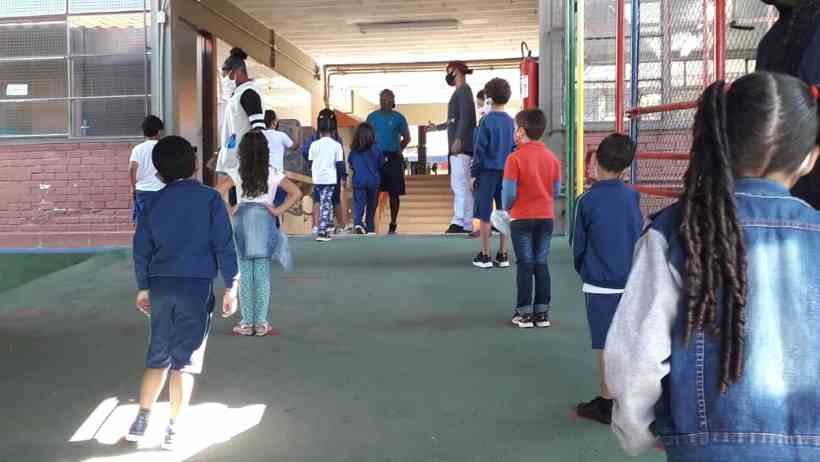 Crianças entre 6 e 8 anos voltam às aulas na rede municipal de ensino em BH - Jair Amaral/EM/D.A Press