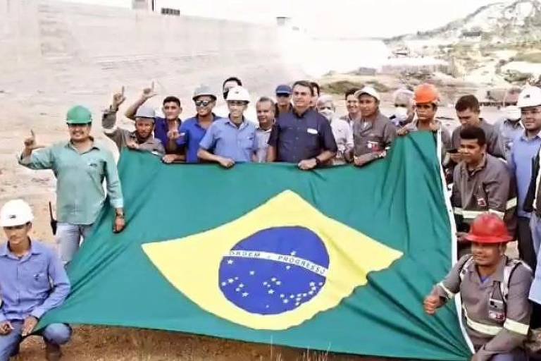 Em foto com Bolsonaro, operários fazem 'L' com os dedos - Redes Sociais/Reprodução