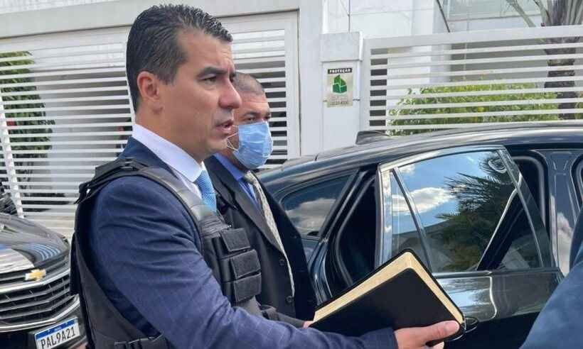 Luis Miranda chega para depor com colete à prova de balas e Bíblia na mão  - Redes Sociais/Reprodução