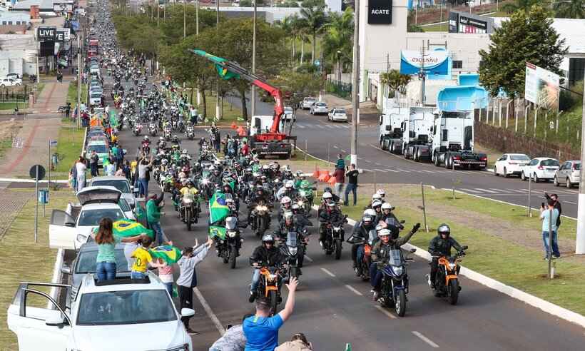 Sem máscara, Bolsonaro promove 'motociata' em Chapecó com prefeito na garupa - Twitter @patriotas/ Reprodução 

