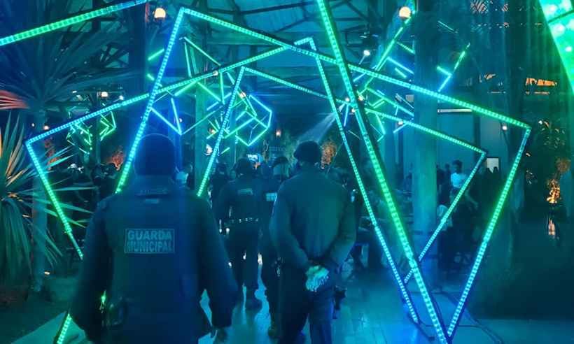 Festa clandestina com 500 pessoas é encerrada pela Guarda Municipal - Reprodução de vídeo/Guarda Municipal de Nova Lima