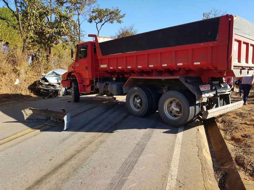 Batida frontal entre carro e caminhão mata uma pessoa em Sete Lagoas - Corpo de Bombeiros/Divulgação
