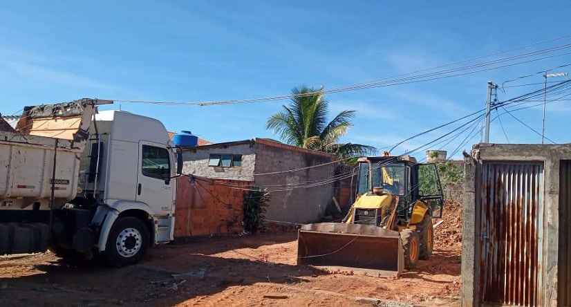 Retroescavadeira derruba poste e quase provoca tragédia em Araguari - CBMMG