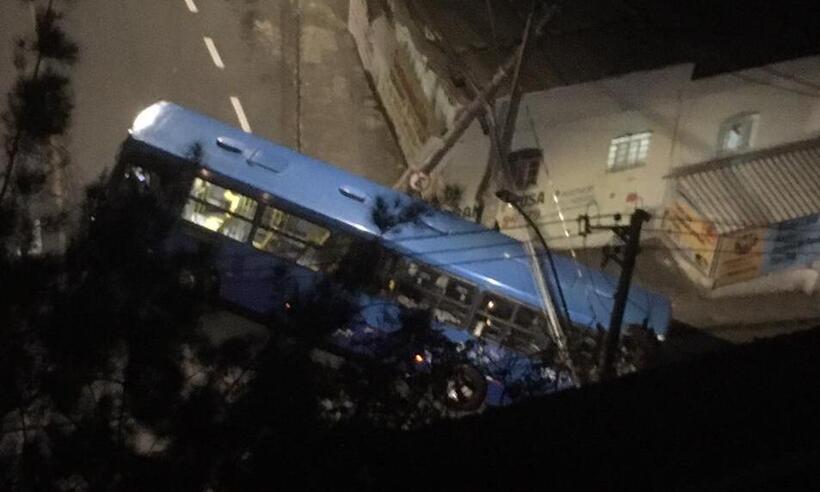 Ônibus bate em poste e deixa mais de 500 pessoas sem energia em BH - WhatsApp/Reprodução