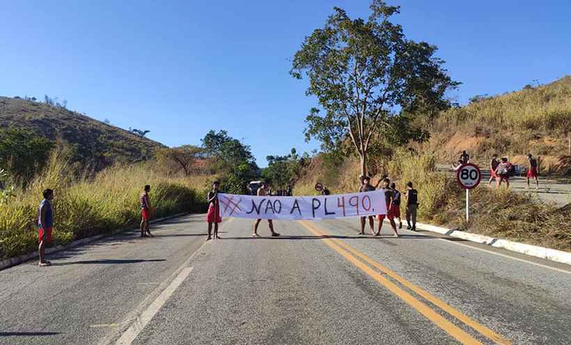 Povo Krenak fecha BR-259 em protesto contra projeto que tramita na Câmara - Ezequiel Medeiros Divulgação