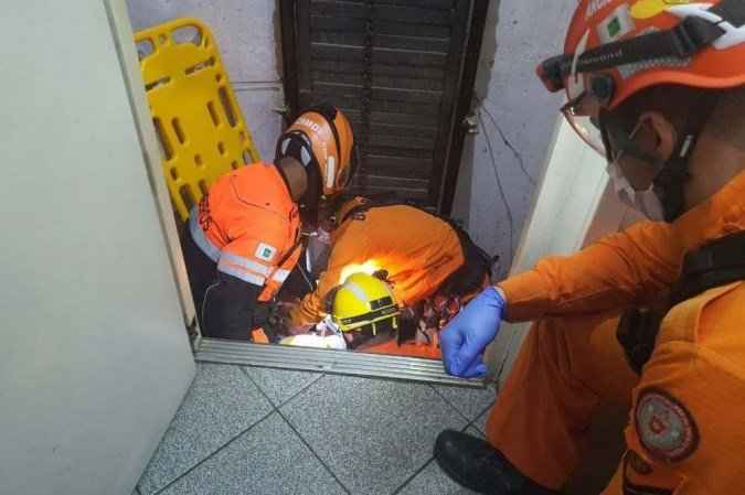 Mulher de 82 anos cai em fosso de elevador no DF; veja vídeo  - Divulgação/Corpo de Bombeiros