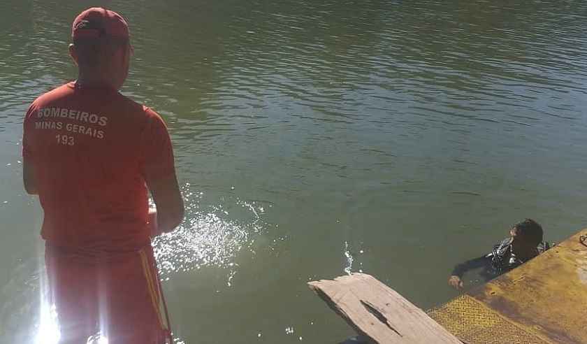 Carro cai de balsa no Rio Urucuia, e homem morre afogado - CBMMG/Divulgação