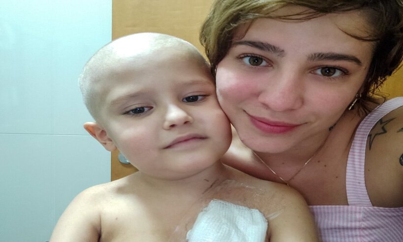 Mãe se emociona em vídeo raspando cabelo de filho com leucemia - Reprodução/Redes Sociais