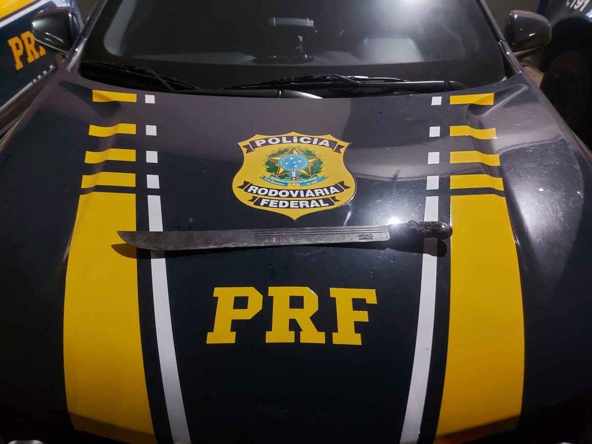 Motociclista reage a abordagem e dá golpes de facão em policial na BR-040 - Divulgação/PRF