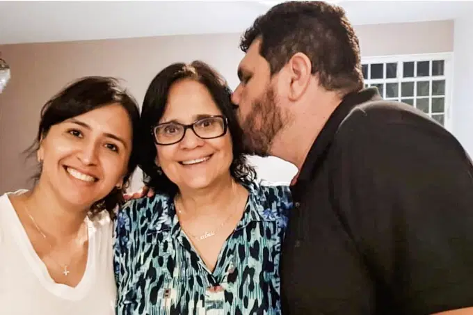 Damares Alves está namorando homem casado, afirma blogueiro bolsonarista -  Reprodução/Instagram
 

