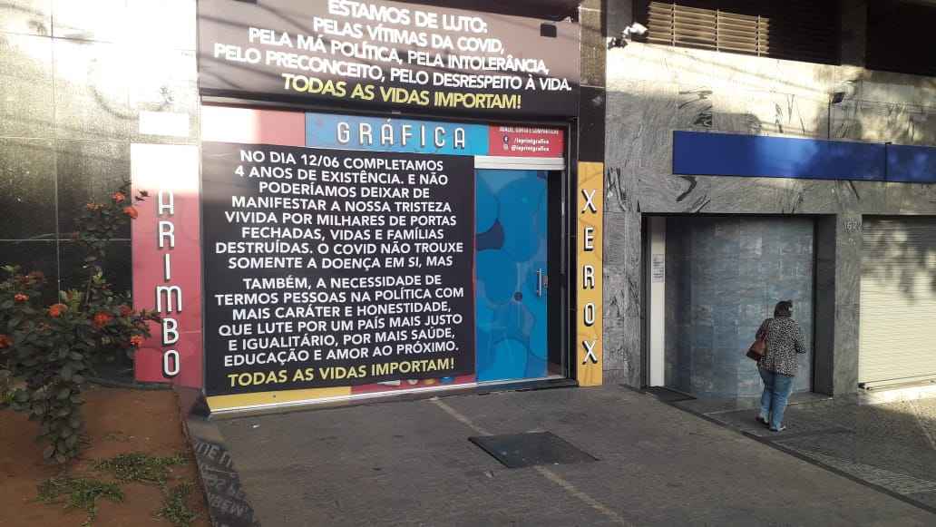 'Luto pelas vítimas da COVID': gráfica de BH cobre fachada de preto  - Jair Amaral/EM/D.A press