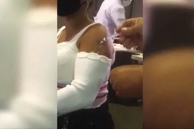 Seringa quebra durante vacinação contra COVID-19, veja o vídeo - Reprodução/ Redes Sociais