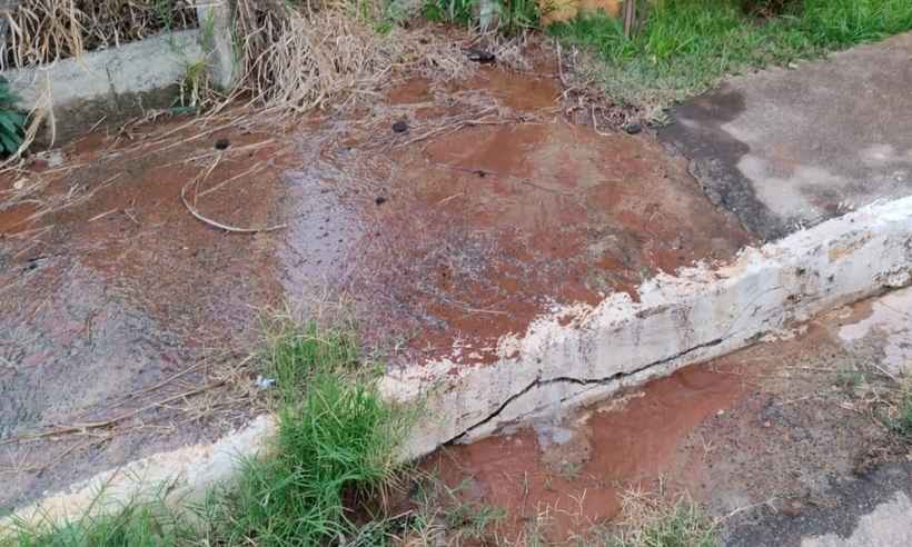 Morador de Lagoa Santa denuncia desperdício de água: '10 horas vazando' - Divulgação/ Ezequiel de Oliveira