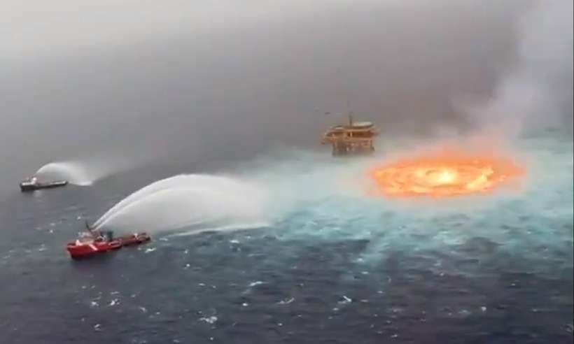 Fogo em alto-mar: vazamento de oleoduto provoca incêndio; veja vídeo - Reprodução/Redes sociais