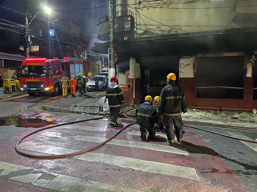 Defesa Civil vistoria Bar do Bigode depois de incêndio - CBMMG