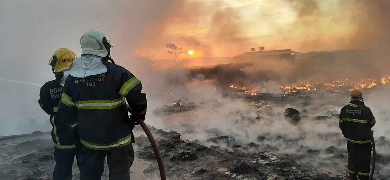 Vídeo: Incêndio de grandes proporções destrói fábrica em Sete Lagoas - CBMG/Divulgação
