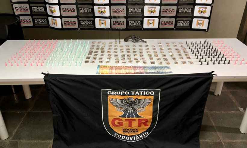 PM apreende arma, munição e drogas durante operação em BH - Polícia Militar Rodoviária/Divulgação